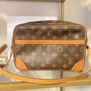 Louis Vuitton Monogram Canvas Messenger Bag